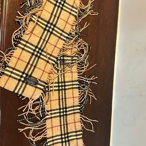 Classic Burberry scarf with fringes